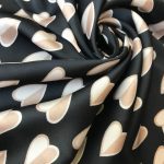 Шёлк Бавария сердца на черном фоне Шёлк Бавария сердца на черном фоне
