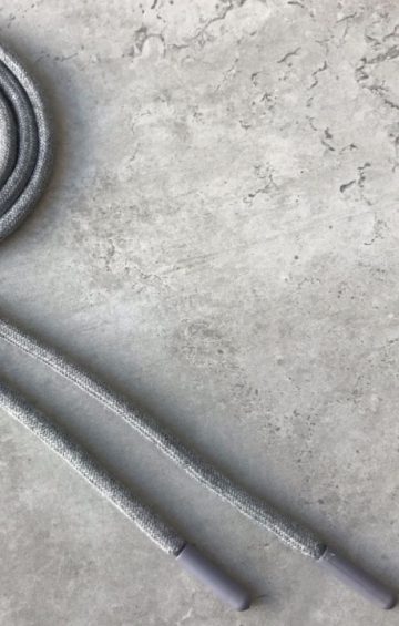 Шнур х/б круглый, с наполнителем, 6 мм с пластиковым наконечником 135 см – серый