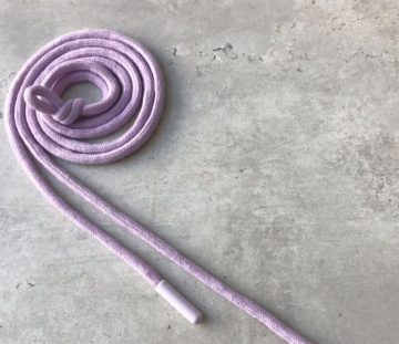 Шнур х/б круглый, с наполнителем, 6 мм с пластиковым наконечником 135 см – лаванда