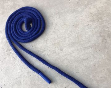 Шнур х/б круглый, с наполнителем, 6 мм с пластиковым наконечником 135 см – синий