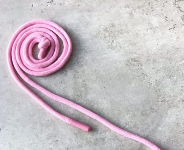 Шнур х/б круглый, с наполнителем, 6 мм с пластиковым наконечником 135 см – розовый