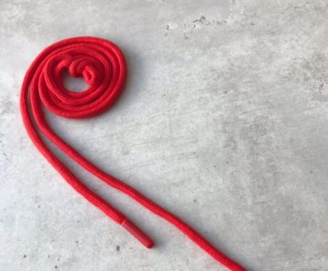 Шнур х/б круглый, с наполнителем, 6 мм с пластиковым наконечником 135 см – алый