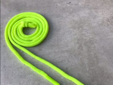 Шнур х/б круглый, с наполнителем, 6 мм с пластиковым наконечником 135 см – неоновый салатовый