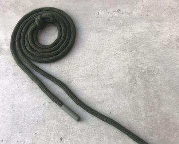 Шнур х/б круглый, с наполнителем, 6 мм с пластиковым наконечником 135 см – хаки