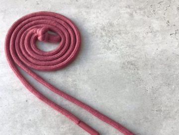 Шнур х/б круглый, с наполнителем, 6 мм с пластиковым наконечником 135 см – пыльная роза