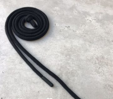 Шнур х/б круглый, с наполнителем, 6 мм с пластиковым наконечником 135 см – чёрный