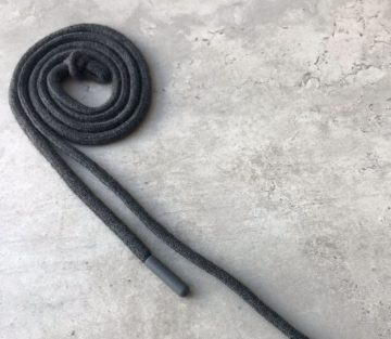 Шнур х/б круглый, с наполнителем, 6 мм с пластиковым наконечником 135 см – графитовый