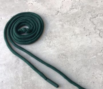 Шнур х/б круглый, с наполнителем, 6 мм с пластиковым наконечником 135 см – изумрудный