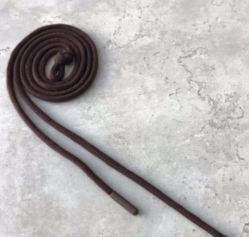 Шнур х/б круглый, с наполнителем, 6 мм с пластиковым наконечником 135 см – коричневый