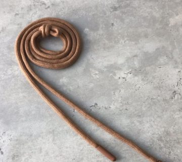 Шнур х/б круглый, с наполнителем, 6 мм с пластиковым наконечником 135 см – капучино