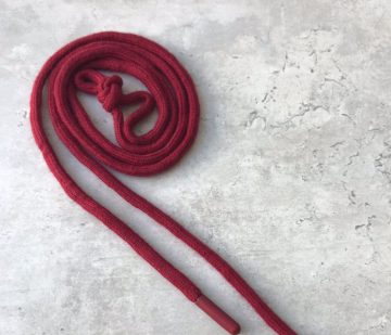 Шнур х/б круглый, с наполнителем, 6 мм с пластиковым наконечником 135 см – бордовый