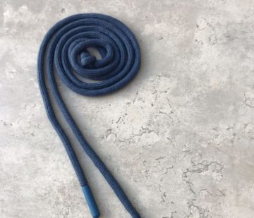 Шнур х/б круглый, с наполнителем, 6 мм с пластиковым наконечником 135 см – синий джинсовый