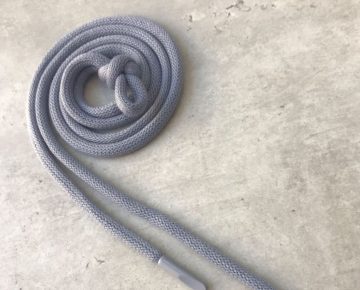 Шнур х/б круглый, с наполнителем, 6 мм с металлическим наконечником 135 см – серый