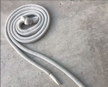 Шнур х/б круглый, с наполнителем, 6 мм с металлическим наконечником 135 см – белый