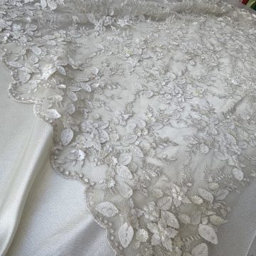 Кружево на сетке с объёмным декором Облачная дымка